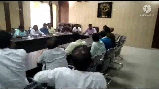 बेनी प्रसाद वर्मा सभागार में बी डी ओ ज्ञानेंद्र कुमार सिंह की अध्यक्षता में ग्राम सचिव ग्राम प्रधानों के साथ हुई बैठक