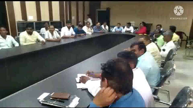 बेनी प्रसाद वर्मा सभागार में बी डी ओ ज्ञानेंद्र कुमार सिंह की अध्यक्षता में ग्राम सचिव ग्राम प्रधानों के साथ हुई बैठक