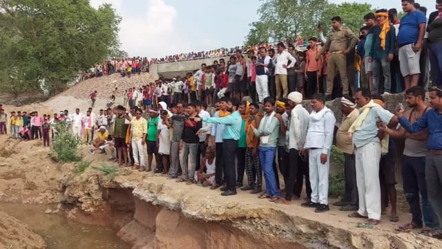 नदी में खजाना मिलने की अफवाह पर एकजुट हुए हजारों लोग, कुछ नहीं हुआ हासिल