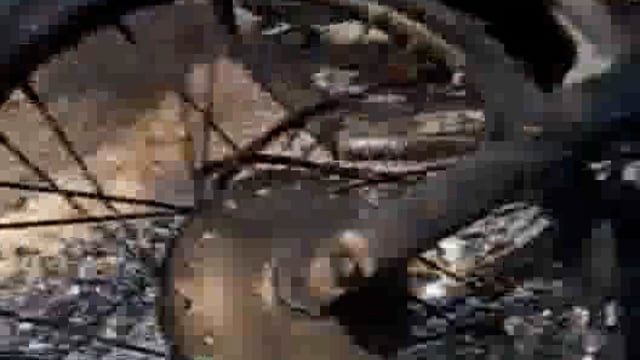 दबंगों द्वारा युवक के दिनदहाड़े गोली मारकर जलाई गई बाइक