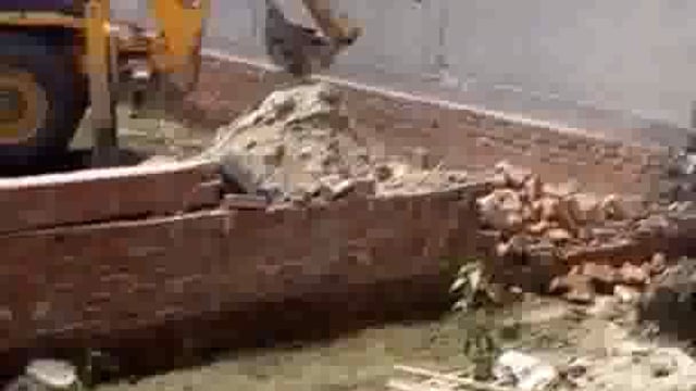मोहम्मदी प्रशासन द्वारा अवैध शासकीय भूमि पर चलाया गया बुलडोजर