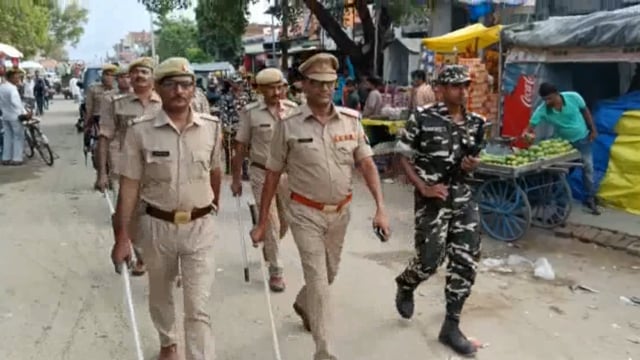 सिद्धार्थनगर जिले के अलिगढ़वा कस्बे में पुलिस और एसएसबी की संयुक्त टीम ने किया पैदल मार्च 