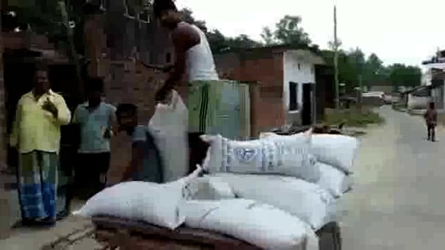 साधन सहकारी समिति से गेहूं चोरी कर  बेचने का वीडियो सोशल मीडिया पर हुआ वायरल,जांच में जुटी पुलिस
