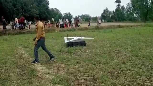 जनपदबहराइच खैरी घाट थाना क्षेत्र के दलजीत पुरवा में ड्रोन कैमरे से सर्वेक्षण किया गया ड्रोन कैमरे कोदेखनेकेलिए उमड़ी भीड