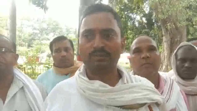 मिर्ज़ापुर : करोड़ों रुपए लेकर चिटफंड कंपनी हुई फरार, एजेंट और ग्राहकों ने किया विरोध प्रदर्शन