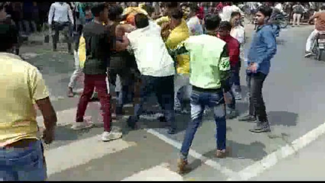 लखीमपुर खीरी (यूपी) गोला कोतवाली क्षेत्र में सरायन नदी स्थित दो गुटों में अचानक से जमकर मारपीट होने लगी, जिससे मौके पर अ