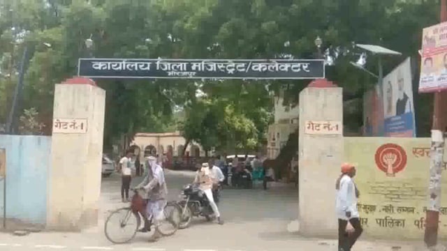 मिर्ज़ापुर : मड़िहान के उमरिया अयोध्या प्रसाद गांव में शराब के ठेके को बंद कराने के लिए डीएम को ग्रामीण ने सौंपा ज्ञापन