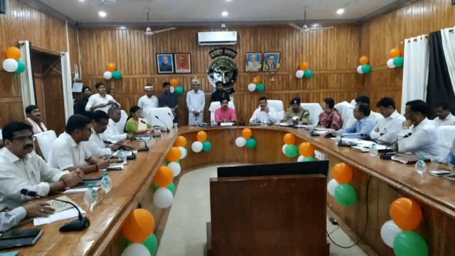 बहराइच पहुंचे श्रम एवं सेवायोजन मंत्री अनिल राजभर की अध्यक्षता में कलेक्ट्रेट सभागार में सभी अधिकारियों के साथ की बैठक