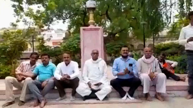 चरखारी के गाँधी पार्क में कांग्रेसियों ने सत्याग्रह कार्यक्रम चलाकर अग्निपथ योजना का किया विरोध