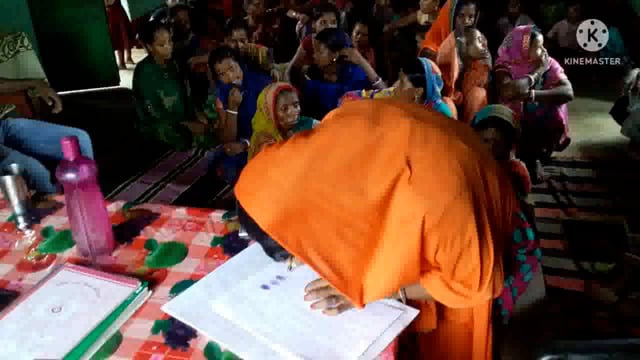 ग्राम पंचायत भीतिया के आंगनबाड़ी केंद्र संख्या 29 पर वार्ड सदस्य की अध्यक्षता में पोशाक राशि का किया गया वितरण