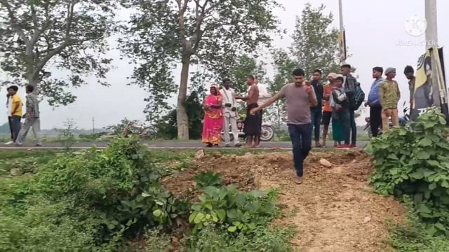 हवेली खरगपुर बरियारपुर मुख्य मार्ग के चांद के लिए स्थान के समीप स्थित एक लोहे की दुकान के समीप अनियंत्रण होकर ट्रक पलट