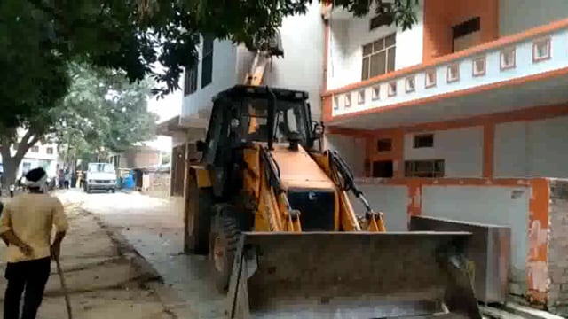 महमूदाबाद में नगर पालिका परिषद द्वारा राजा रोड मार्ग पर स्थित मकान के छज्जे को प्रशासन द्वारा हटवाया गया ।