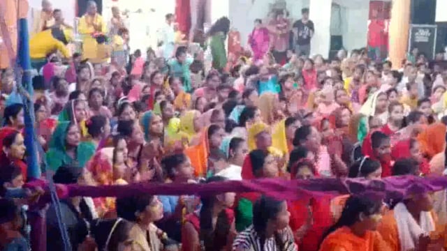 सम्भल: श्रीमद् भागवत कथा के समापन पर श्रद्धालुओं ने हवन में दी आहुतियाँ 