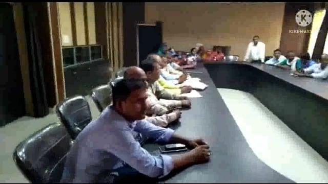 बेनीप्रसाद वर्मा सभागार में खंड विकास अधिकारी ज्ञानेंद्र कुमार सिंह की अध्यक्षता में ग्राम रोजगार सेवकों के साथ हुई बैठक