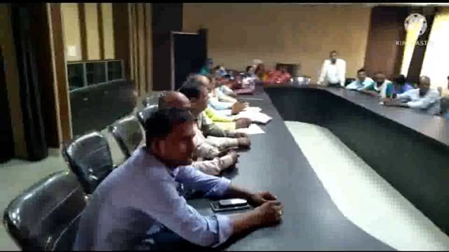 बेनीप्रसाद वर्मा सभागार में खंड विकास अधिकारी ज्ञानेंद्र कुमार सिंह की अध्यक्षता में ग्राम रोजगार सेवकों के साथ हुई बैठक