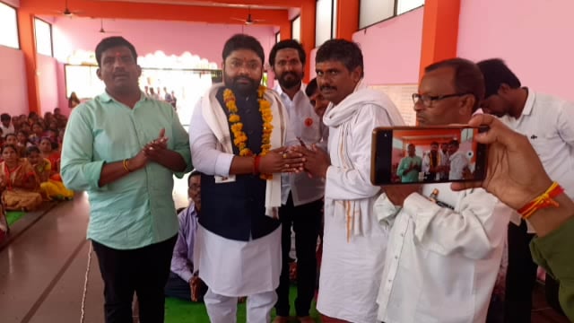 रेड्डी कॉलनी येथे माजी आमदार सुधाकर भालेराव यांच्या हस्ते भाविक भक्तांना महाप्रसादाचा वाटप