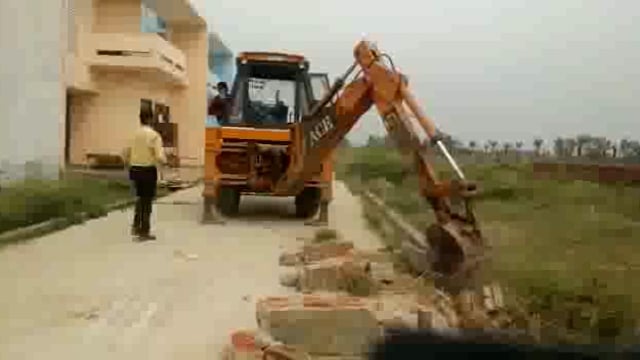 सम्भल: बुलडोजर ने ध्वस्त की अवैध प्लाटिंग की बाउंड्री और सड़क, प्रशासन की कार्यवाही से हड़कंप 