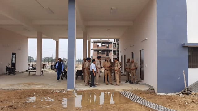 पुलिस अधीक्षक ने महराजगंज कस्बे में बन रहे फायर स्टेशन का निरीक्षण किया।