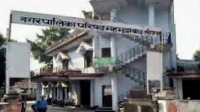 विकास खंड महमुदाबाद के कई ग्राम प्रधान ने उपजिलाधिकारी को दिया ज्ञापन ।