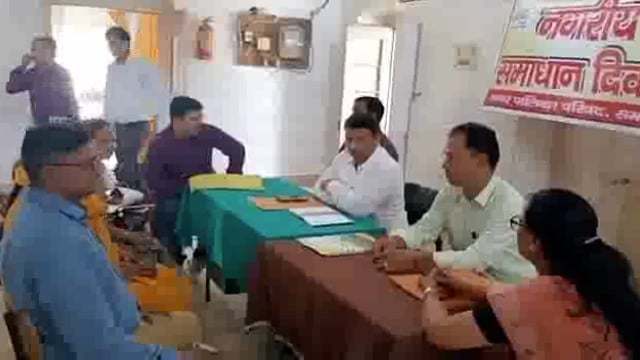 सम्भल: सरकार के निर्देश पर नगरीय समाधान दिवस का आयोजन, समस्या लेकर पहुँचे लोग 