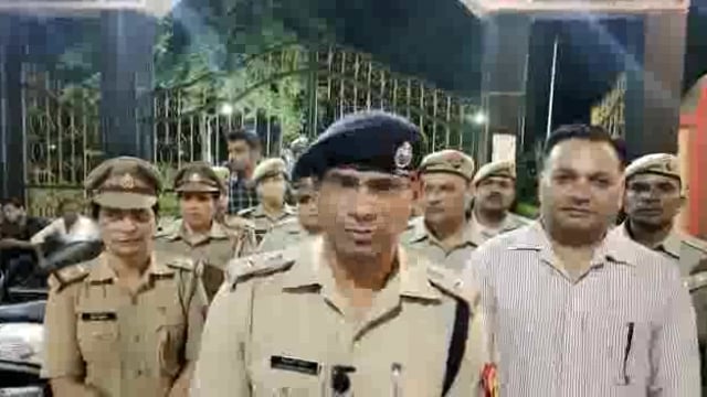 शांति एवं सुरक्षा व्यवस्था के दृष्टिगत एसएसपी झाँसी द्वारा की गयी पैदल गस्त गस्त के दौरान आम नागरिको से वार्ता कर 