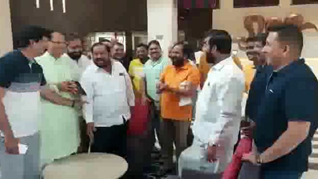 आमदार शहाजीबापू पाटील यांचा तो चर्चित संवाद आणि सर्वांचे हास्य