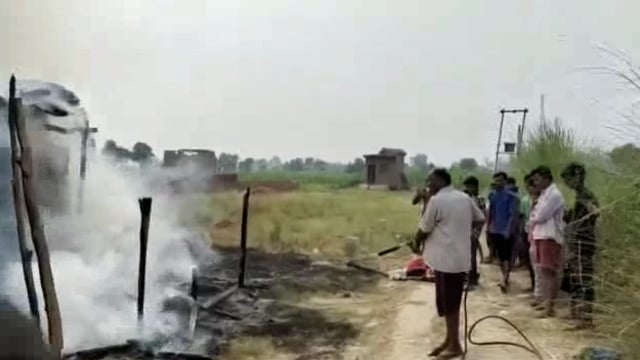 लखीमपुर खीरी (यूपी) बरा रोड पर स्थित ब्रेड फैक्ट्री में अज्ञात कारणों के चलते लगी आग लगभग लाखों रुपए का नुकसान