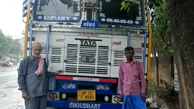 मिर्ज़ापुर : सरकारी शराब लेकर आये ट्रक चालक तीन दिन से है परेशान, खाली कराने के लिए डीएम को सौंपा ज्ञापन