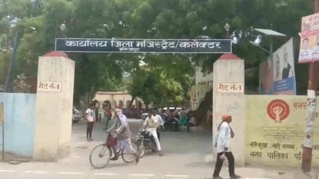 मिर्ज़ापुर : कलेक्ट्रेट परिसर में बना शौचालय में गंदगी का अंबार, फरियादी शौचालय को लेकर हो रहे हैं परेशान