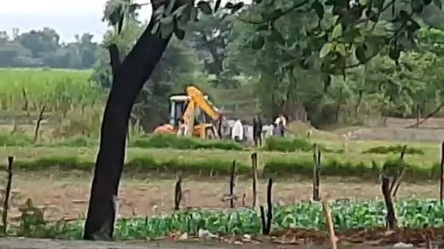 ग्राम पंचायत सेमरा शेखुपुर खेत में खाई खोदने को लेकर दो पक्षों में हुआ विवाद