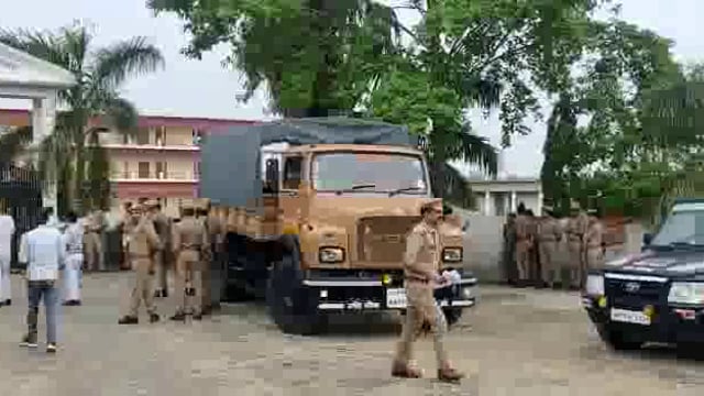 प्रतापगढ़ जिले के कुंडा तहसील के रहने वाले समाजवादीपार्टीके जिलाध्यक्ष छविनाथ यादव के सम्पत्ति पर प्रशासन का डंडा