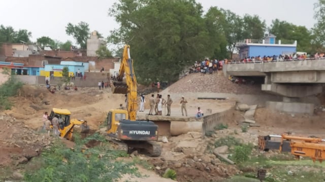 वीडियोग्राफी के साथ नदी में पाइप लाइन डालने का काम शुरू, अफवाहों का दौर जारी