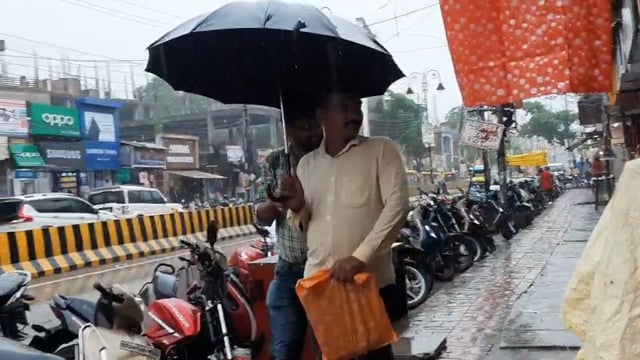 तेज चील चिलाती  गर्मी से बरसात ने दी राहत लोगो ने कहा की पर्यवारण में बदलाव का कर