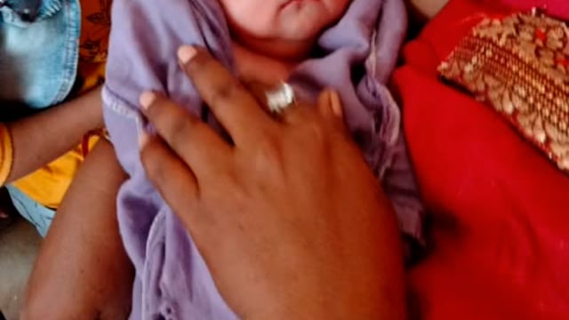 परसा बुजुर्ग गांव के दक्षिण कब्रिस्तान में मिली नवजात स्थानीय निवासी रेखा ने लिया गोद कहा बेटी की तरह पालूंगी ।