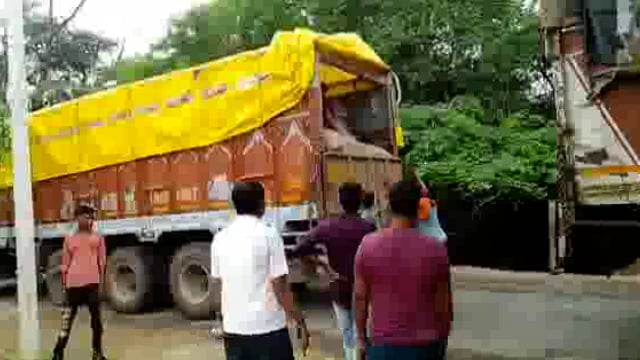 सरेनी थाना क्षेत्र के धोरे मऊ गांव में ट्रक की टक्कर लगने से एक युवक गंभीर रूप से घायल अस्पताल में कराया गया भर्ती।