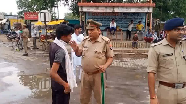 चरखारी नगर में पुलिस टीम ने चलाया वाहन चैकिंग अभियान,यातायात नियमो का उल्लंघन कर रहे लोगो को दी हिदायत