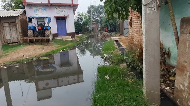 चानन  : बन्नूबगीचा गांव में नाले के पानी से गली में जलजमाव से हो रही परेशानी।