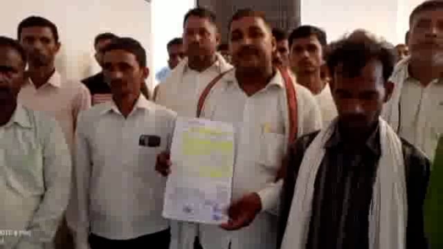 कनेरा गांव के दर्जनों ग्रामीण एसडीएम कार्यालय पहुंचे अवैध जमीन कब्जे को खाली कराए जाने की मांग की