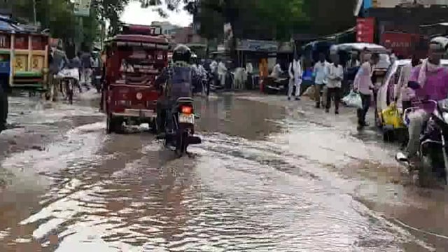 जैतपुर के घुसयाना मुहाल से पेट्रोल पंप तक मुख्य मार्ग में जगह-जगह गड्ढे होने से लोग हुए परेशान