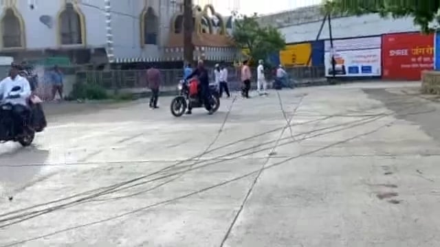 नळेगाव रोड उडान पुलाच्या बाजूस असलेल्या विद्युत पोलच्या पोलवरील विद्युत तार ट्रकला अडकून तुटली,काही भागात लाईट बंद