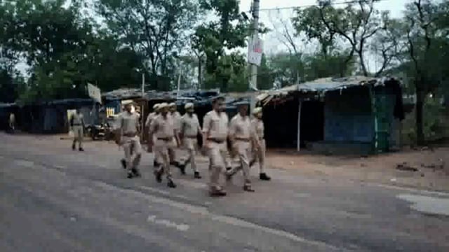 अजनर में पुलिस ने पैदल मार्च कर कानून व्यवस्था का लिया जायजा , संदिग्धों से की पूछताछ