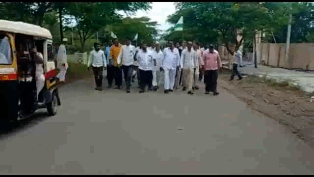 तासगाव कारखान्याच्या थकीत ऊस बिलासाठी तहसील कार्यालयावर स्वाभिमानीचा मोर्चा


