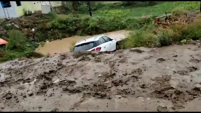 तेज रफ्तार कार अनियंत्रित होकर खाई में पलटी, बाल-बाल बचा चालक