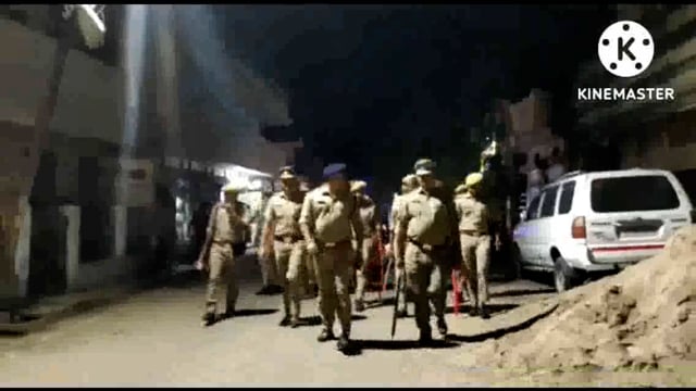 चायल:भरवारी कस्बे में पुलिस अधीक्षक ने पुलिस बल के साथ मिलकर शांति व्यवस्था बनाए रखने हेतु किया पैदल गस्त