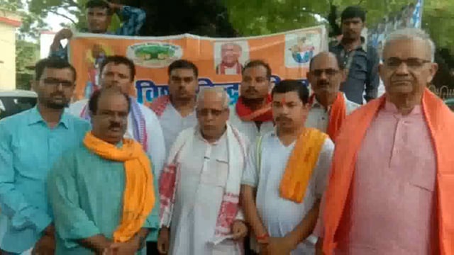 मिर्ज़ापुर : उदयपुर घटना को लेकर बजरंग दल और विश्व हिंदू परिषद के सदस्यों ने किया विरोध प्रदर्शन,फांसी की मांग