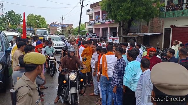 विश्व हिंदू परिषद के कार्यकर्ताओं ने फूंका पुतला