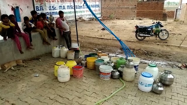 ग्रामीण क्षेत्र में पानी के लिए बिजली का इंतजार करते लोग