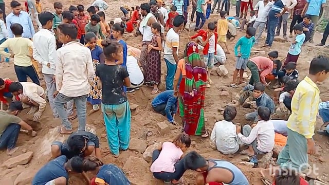 नदी में सिक्के ढूंढने के लिए भारी संख्या में पहुंचे लोग