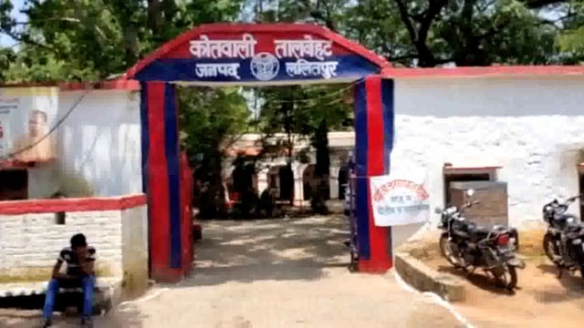  तेज रफ्तार पिकअप अनियंत्रित होकर पलटी,गनीमत रही एक बड़ा हादसा होने से टल गया#accident 