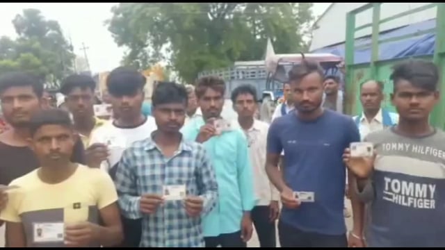 लखीमपुर खीरी (यूपी) कमलापुरी में कोटेदार के चयन में धांधली को लेकर ग्रामीणों ने पलिया मंडी समिति में पहुंचकर प्रदर्शन कर